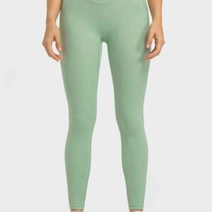 V-Waist Yoga Leggings with Pockets for Coastal Workouts - image 2